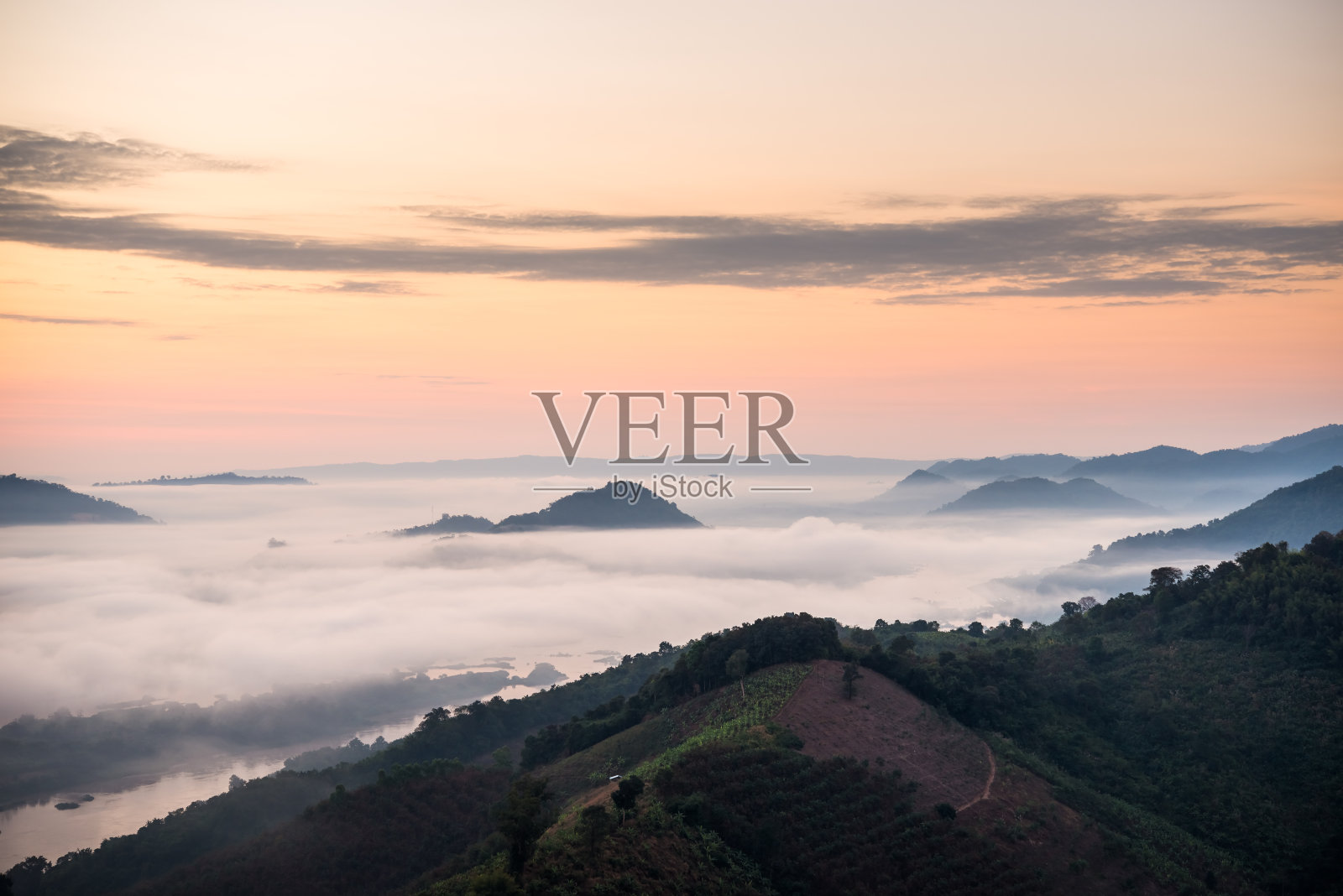 冬日清晨的日出和薄雾照片摄影图片