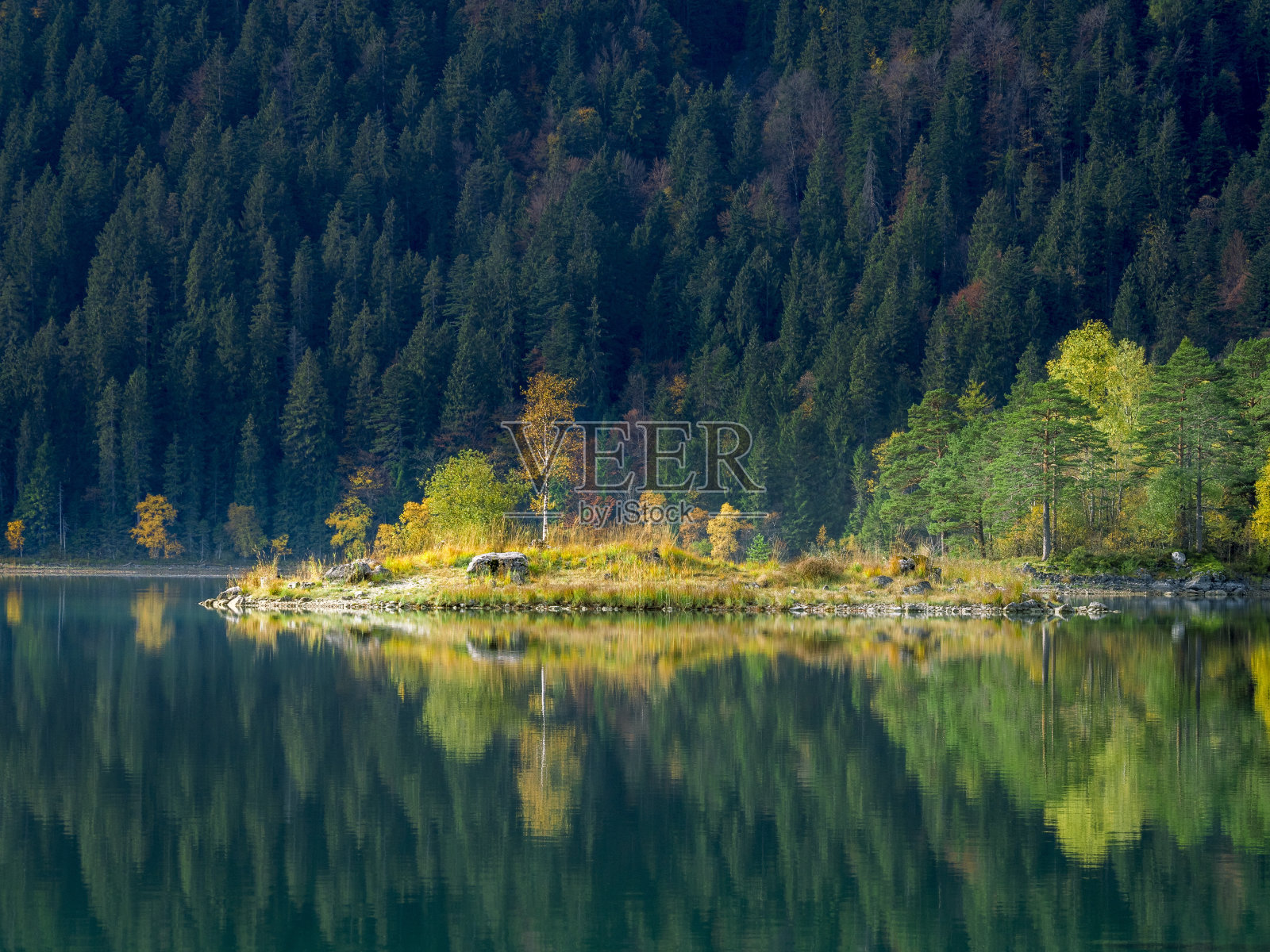 德国巴伐利亚州格莱瑙附近的Eibsee湖照片摄影图片