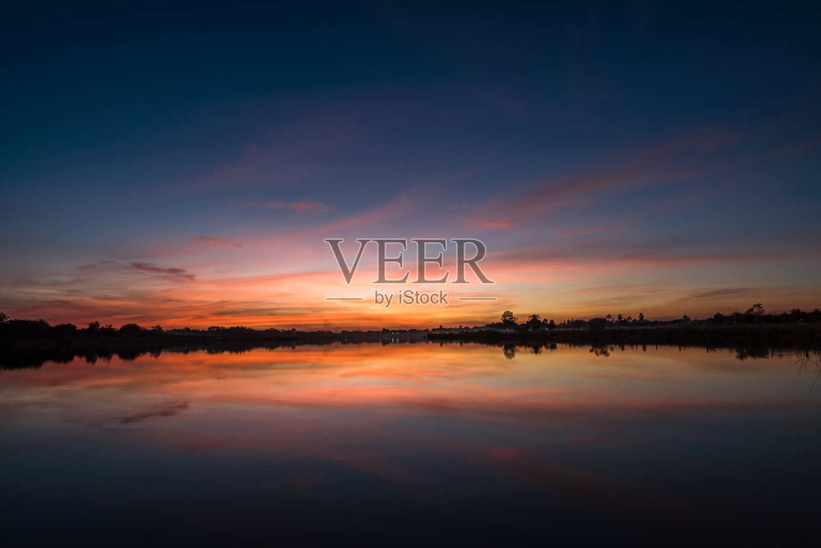 湖边的落日景观照片摄影图片