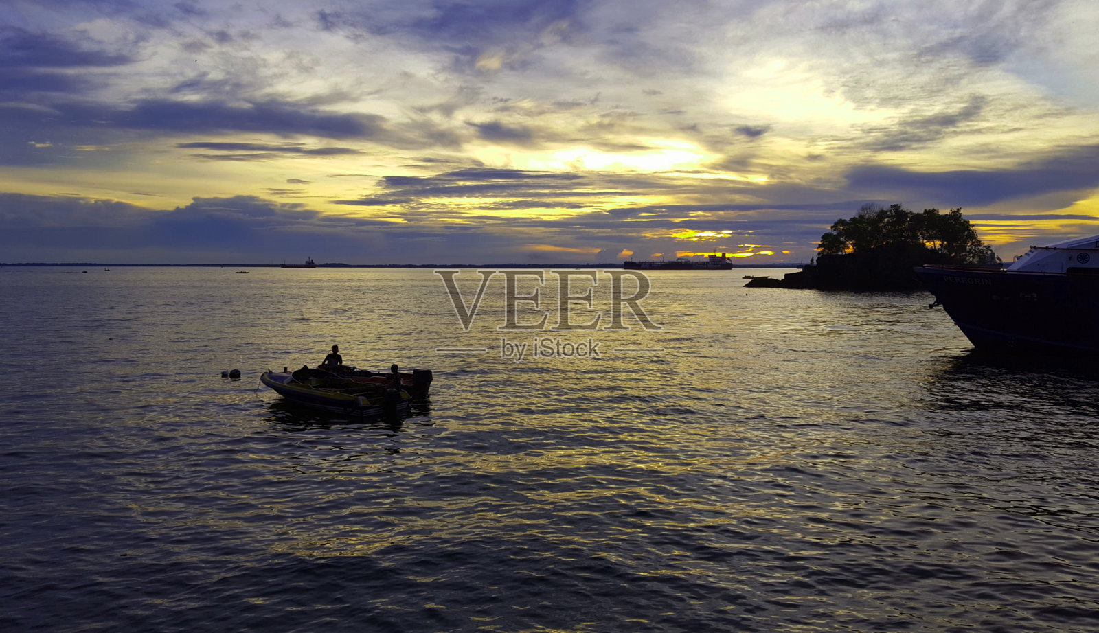 《暮光之城》;在码头等待日落照片摄影图片