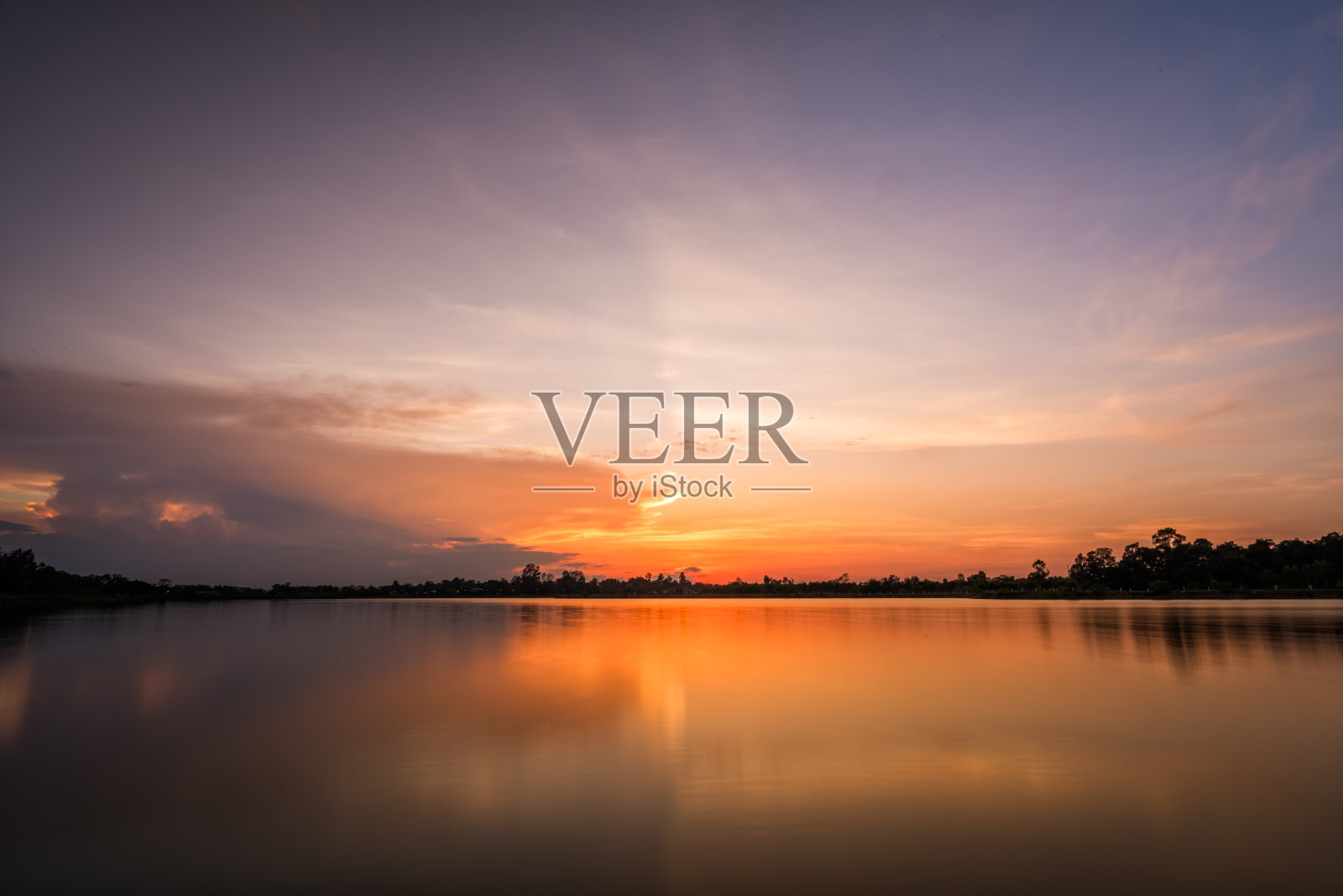 湖边的落日景观照片摄影图片