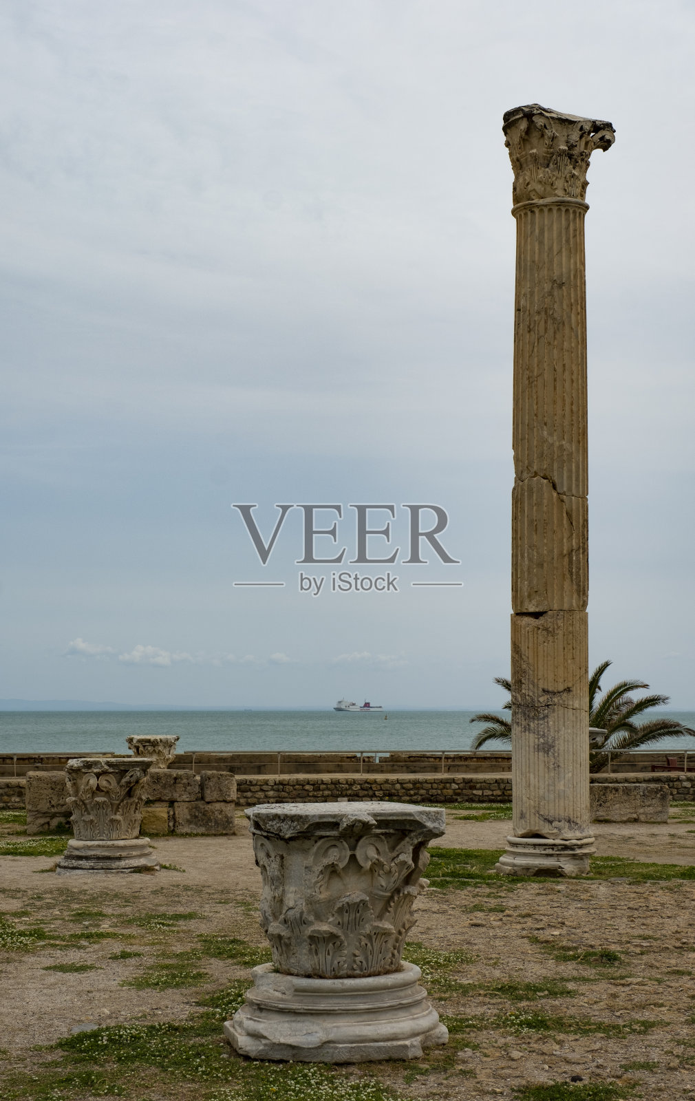 突尼斯安东尼努斯的圆柱和废墟照片摄影图片