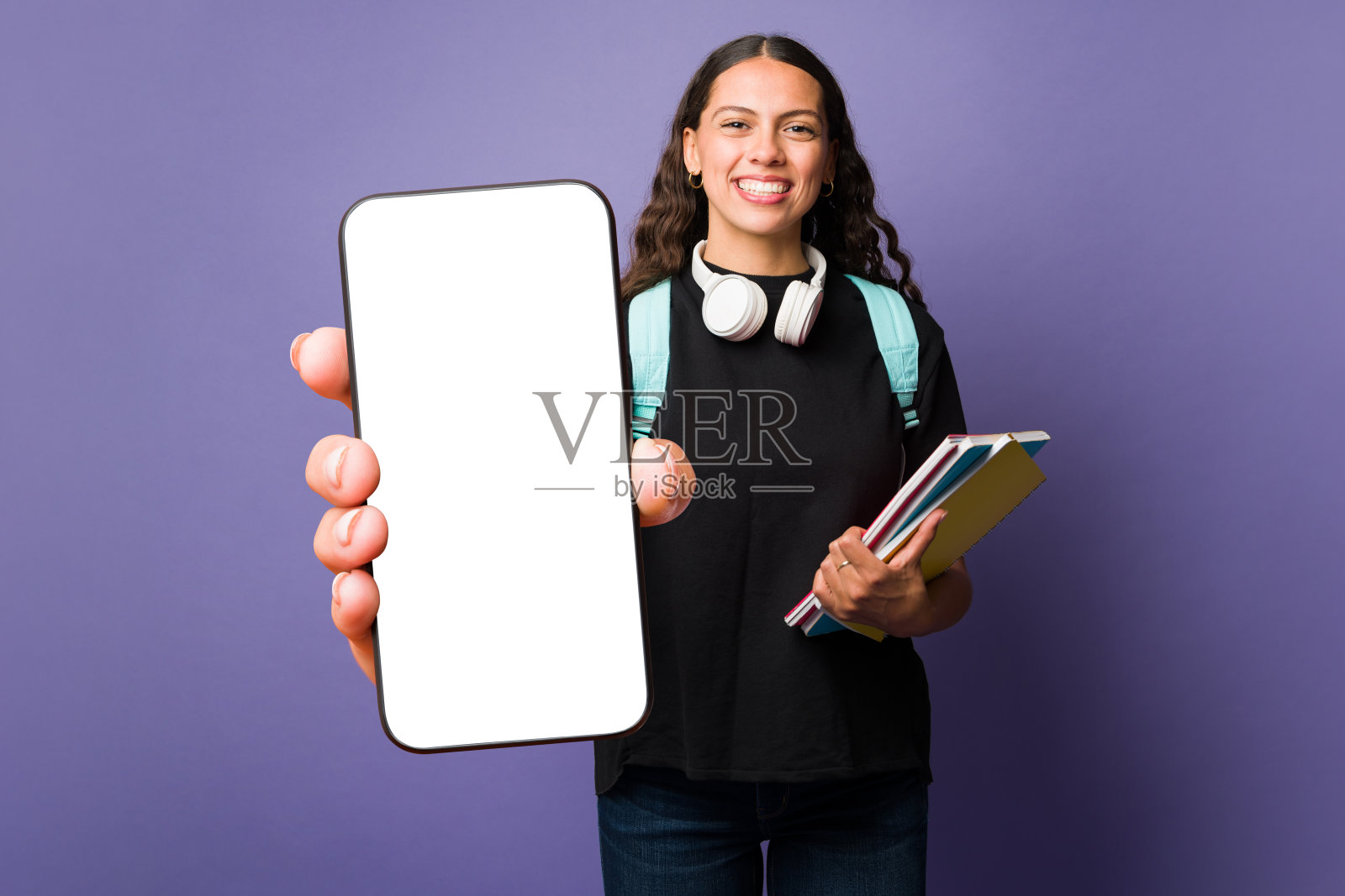 女学生正在使用一个新的在线应用程序照片摄影图片