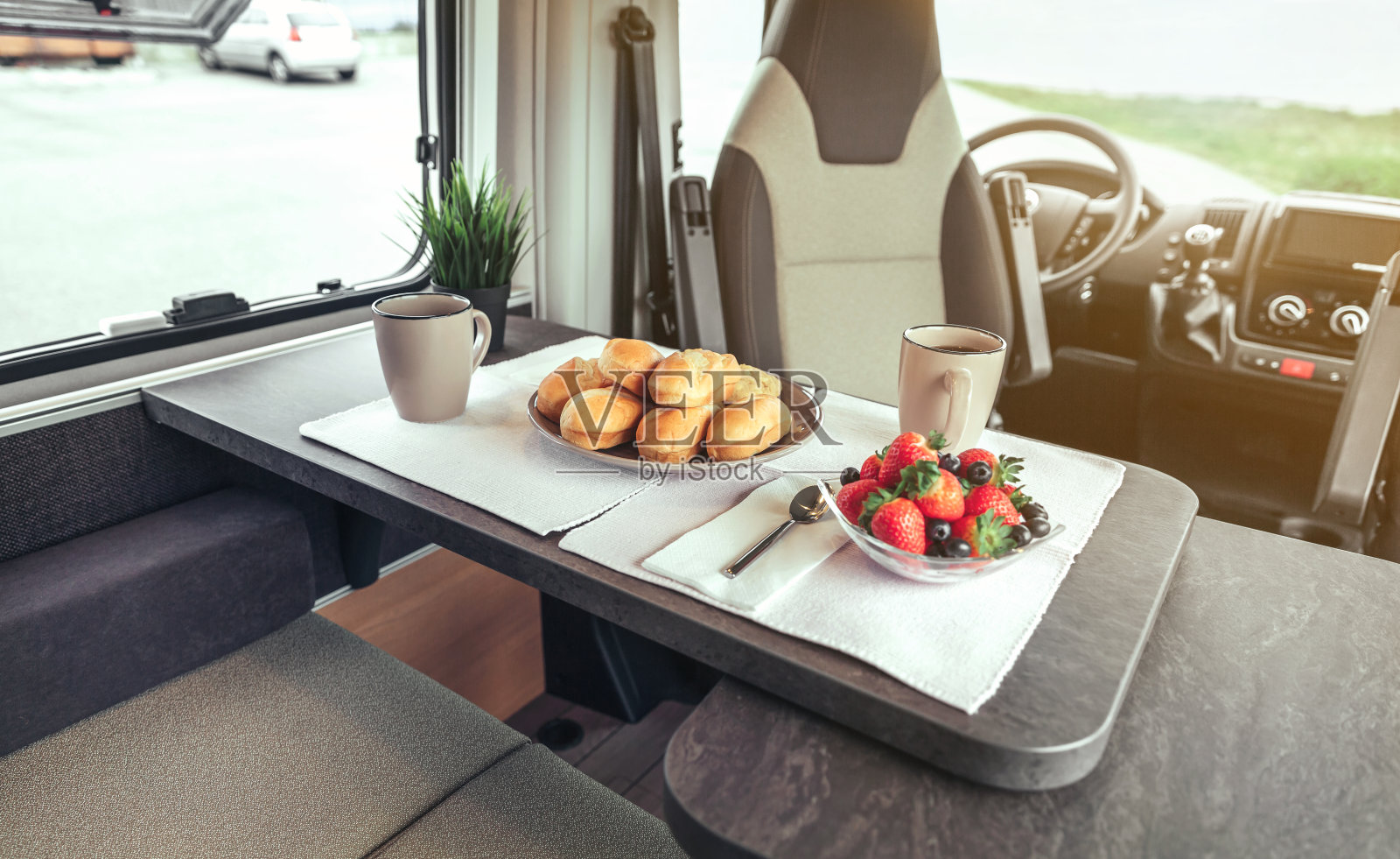 早餐在露营车的桌子上照片摄影图片