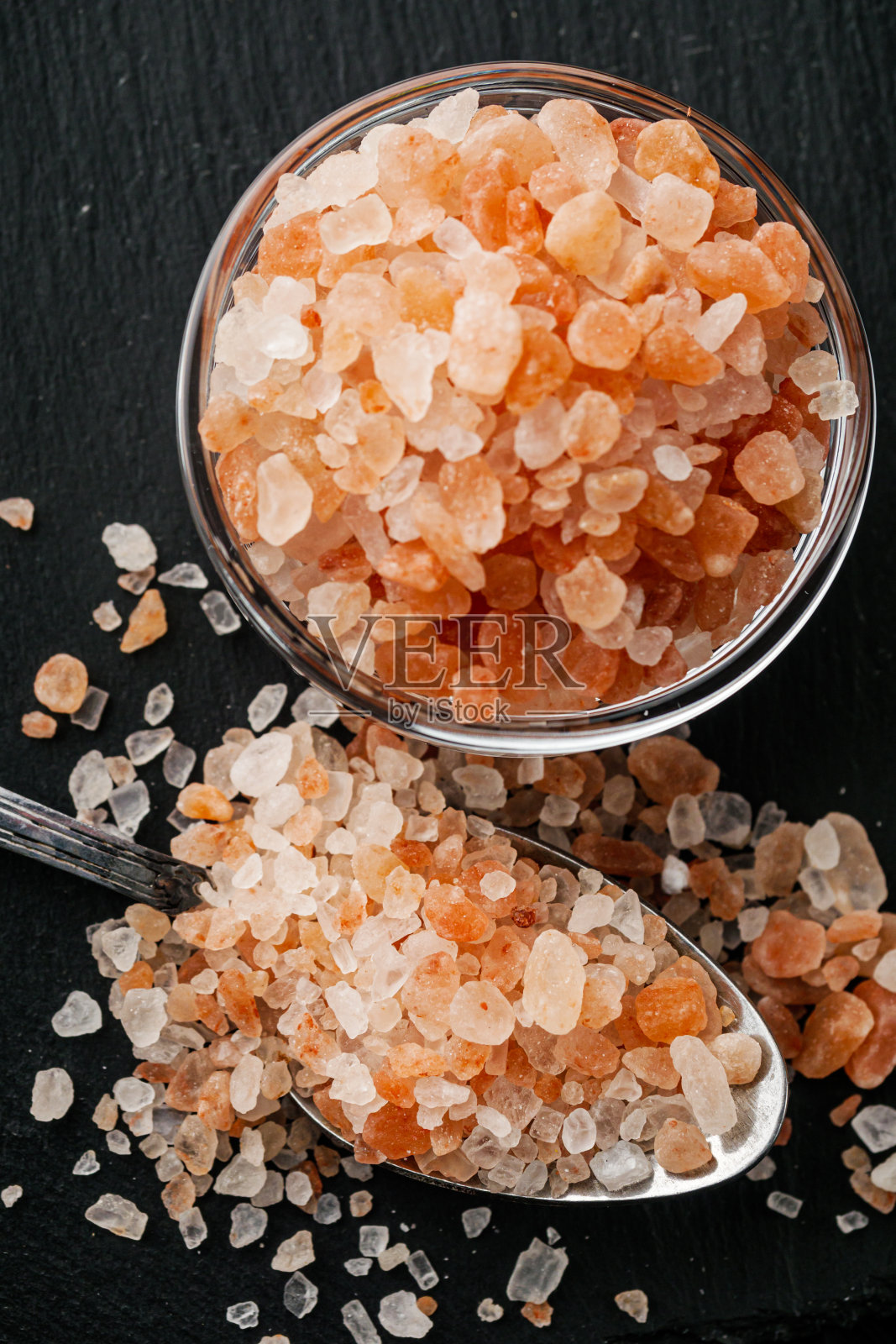 粉红色的喜马拉雅盐在黑色木制乡村背景照片摄影图片