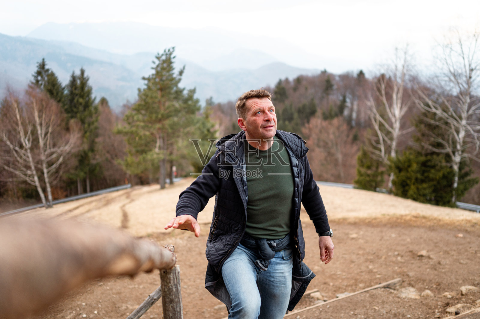 山上的成年男子照片摄影图片