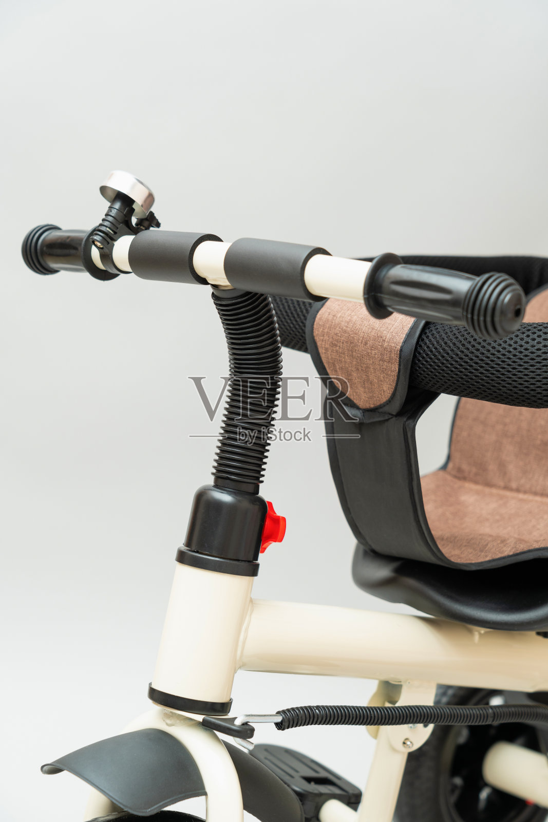 车把上有信号的儿童三轮车特写，选择性聚焦照片摄影图片