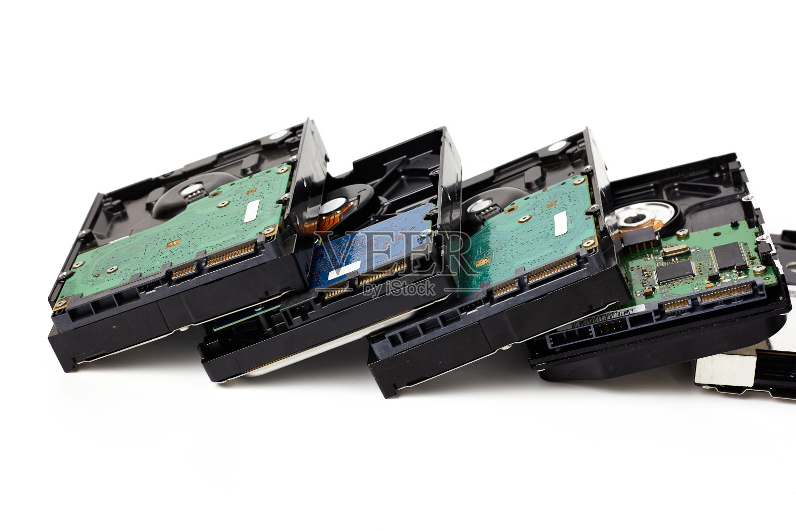 旧的PC硬盘(HDD)不再使用孤立的白色背景。照片摄影图片