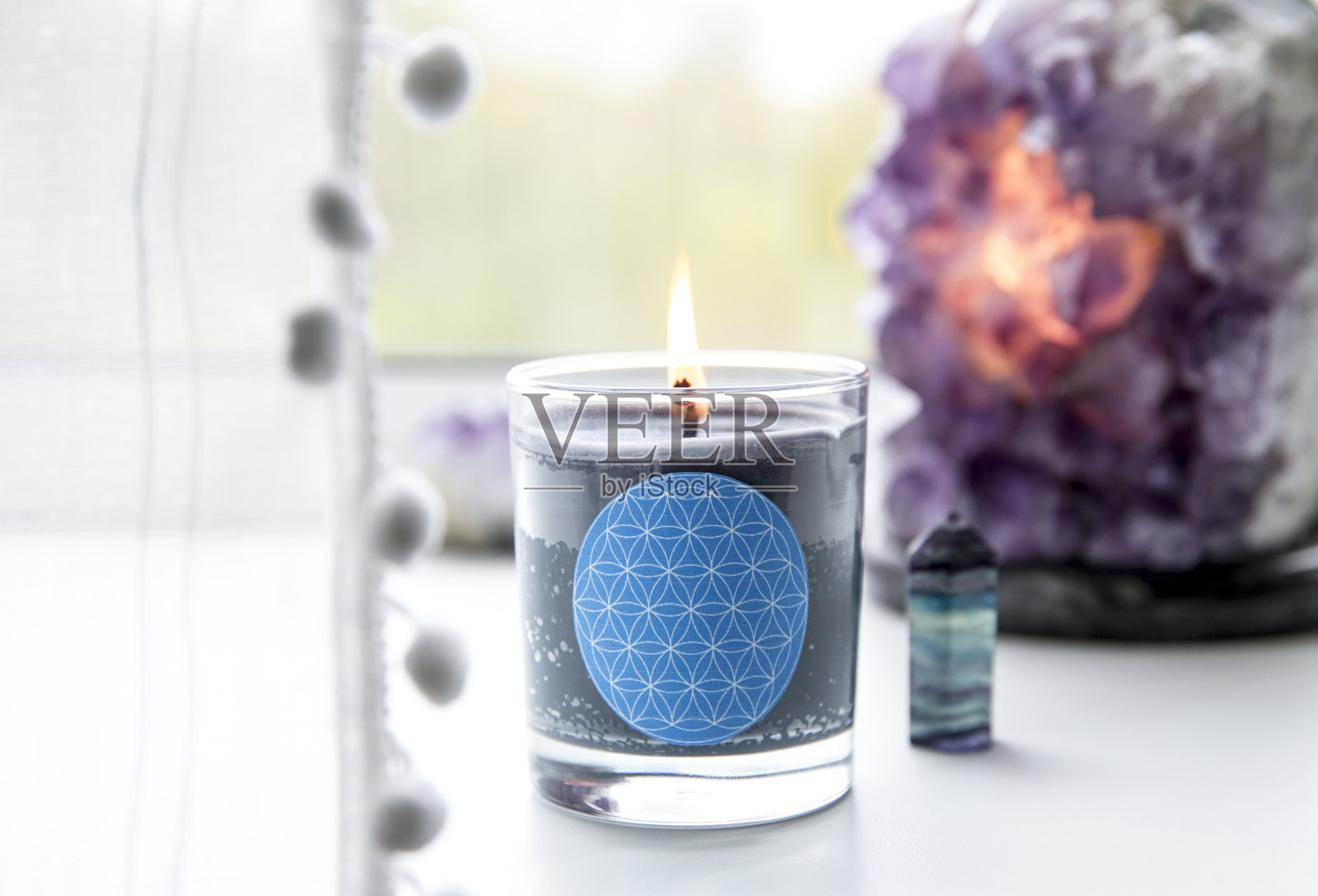 生命之花象征在家居装饰室内与半宝石紫水晶晶体灯。家居装饰理念中的精神象征。照片摄影图片