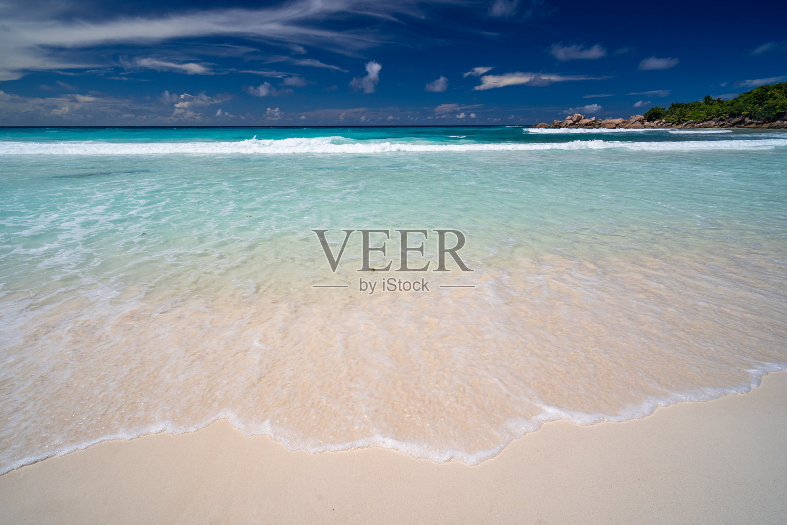 面朝大海的白色沙滩照片摄影图片