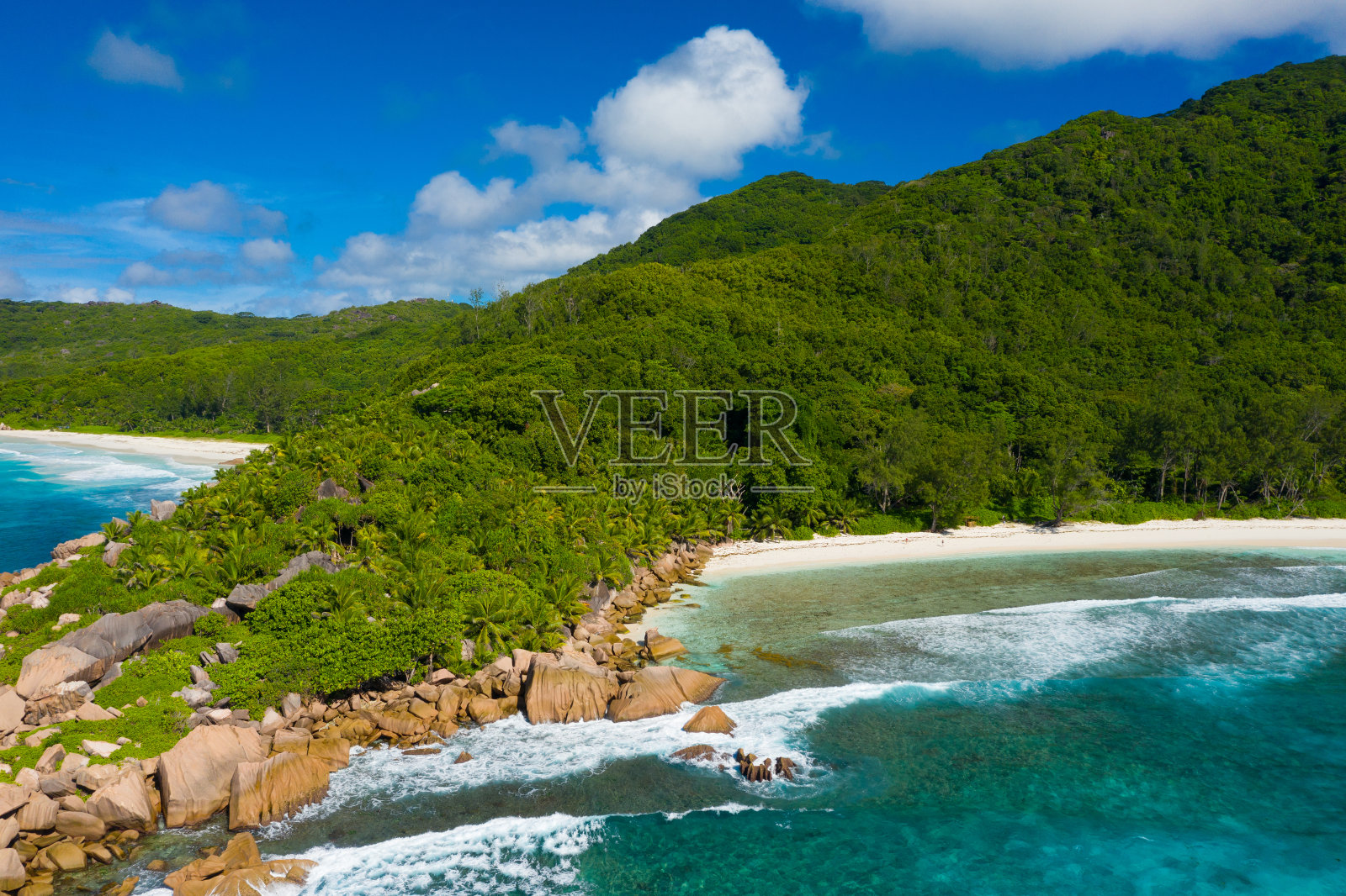从海上俯瞰白色沙滩的热带岛屿照片摄影图片
