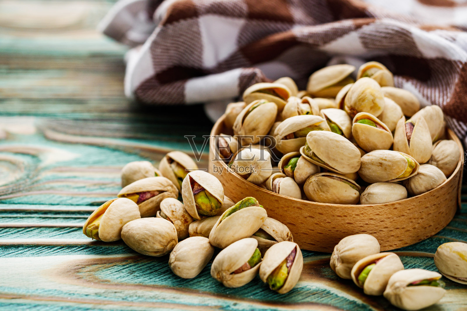 新鲜的咸味开心果放在质朴的木质背景上照片摄影图片