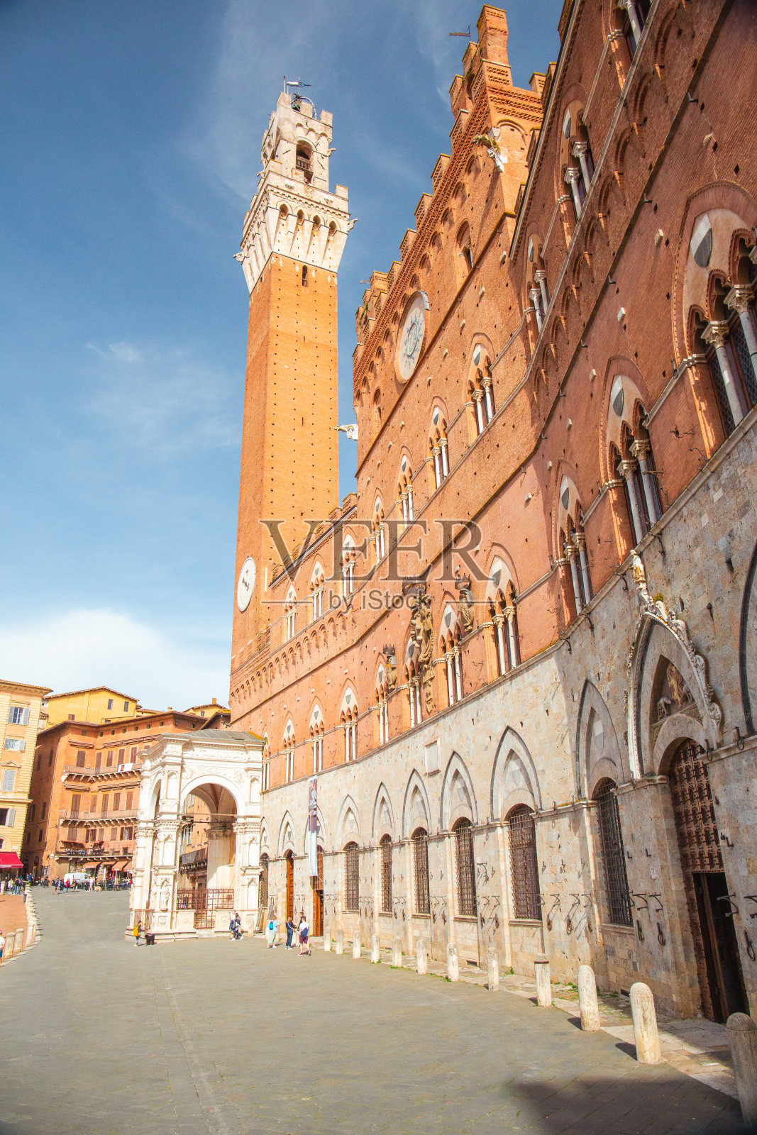 意大利托斯卡尼锡耶纳的德尔坎普广场，公共建筑，餐厅塔。锡耶纳的土地和古代建筑。照片摄影图片