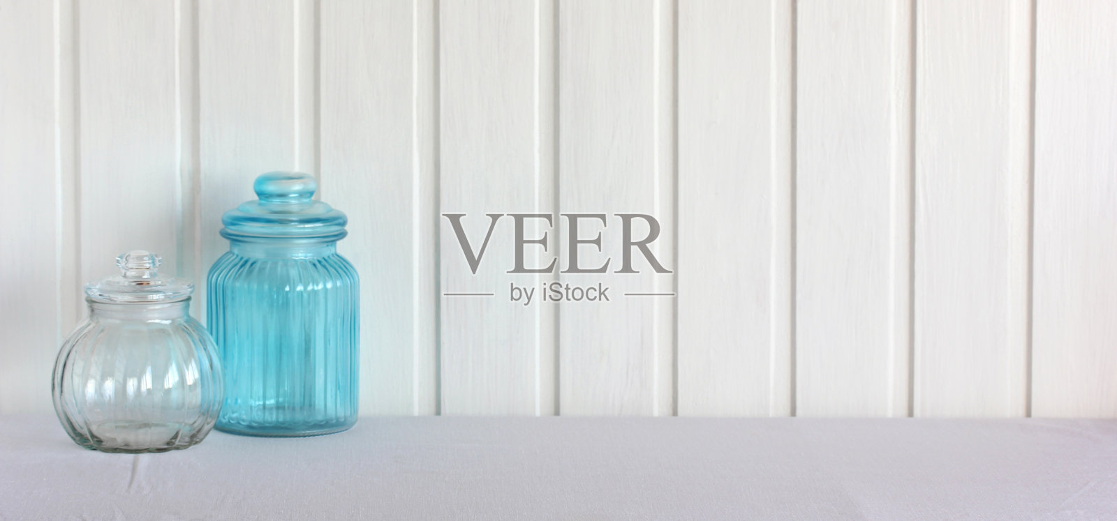 质朴的厨房背景，桌子上放着玻璃罐照片摄影图片