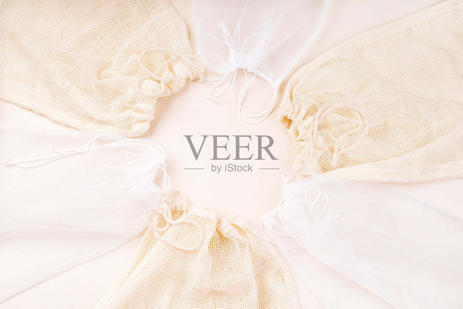 环保袋。白色背景上的各种环保袋。可持续的生活方式。零浪费，最小的组合与挂钩和帆布袋的存储。零浪费，环保购物。顶视图,平。照片摄影图片