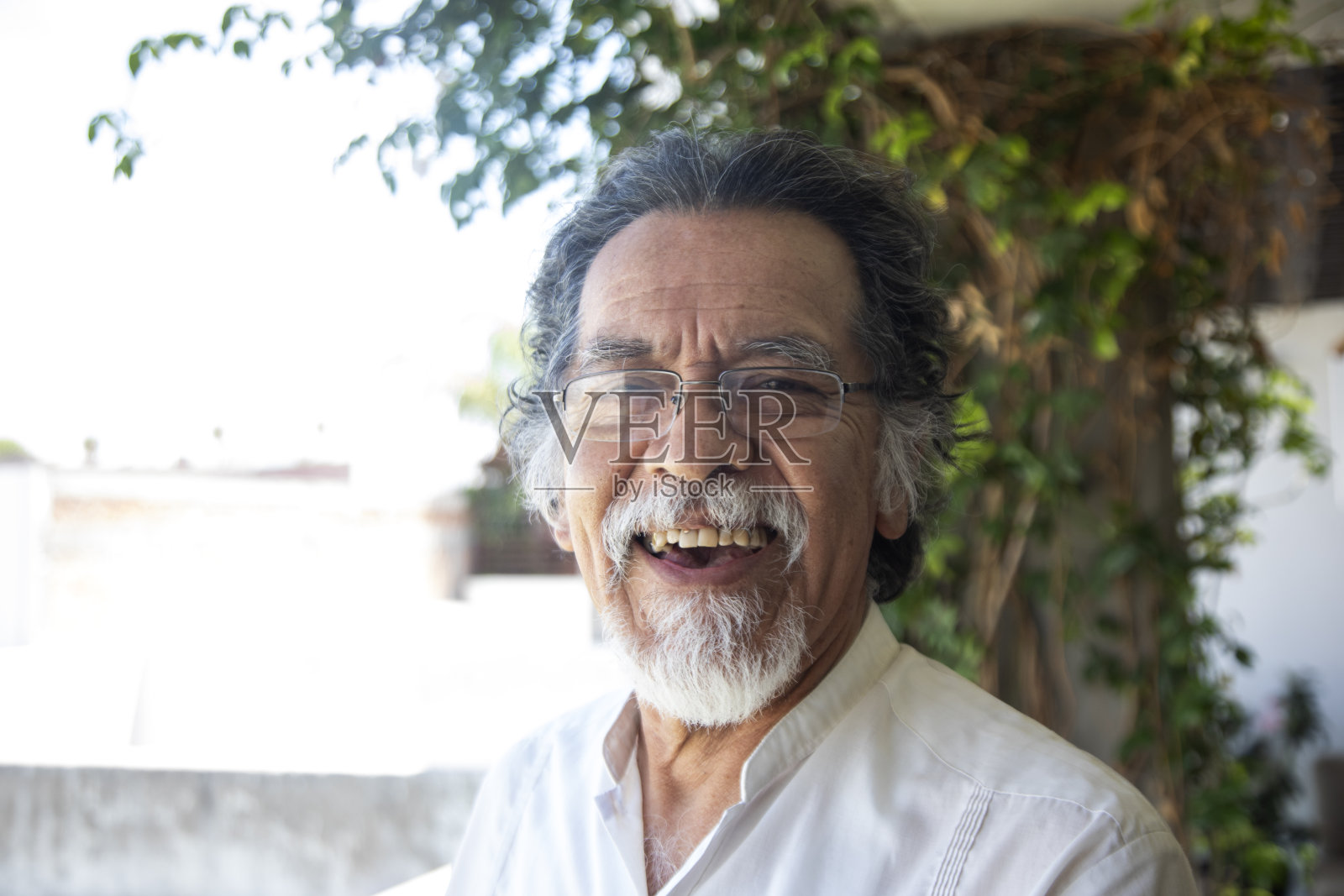 成年男子户外肖像照片摄影图片