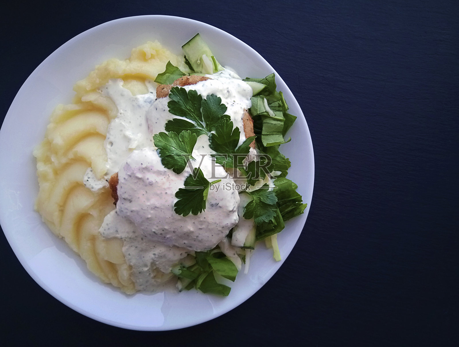 自制的食物。土豆泥配鱼排和奶油酱照片摄影图片