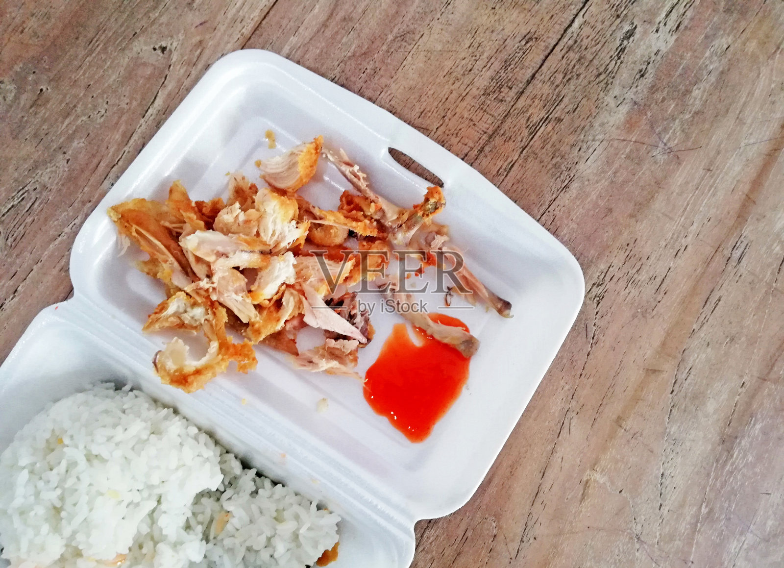 炸鸡饭，棕色底色上有泡沫塑料照片摄影图片