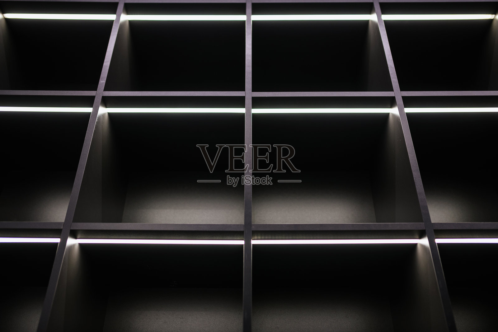 现代设计的房间衣服为黑色照片摄影图片