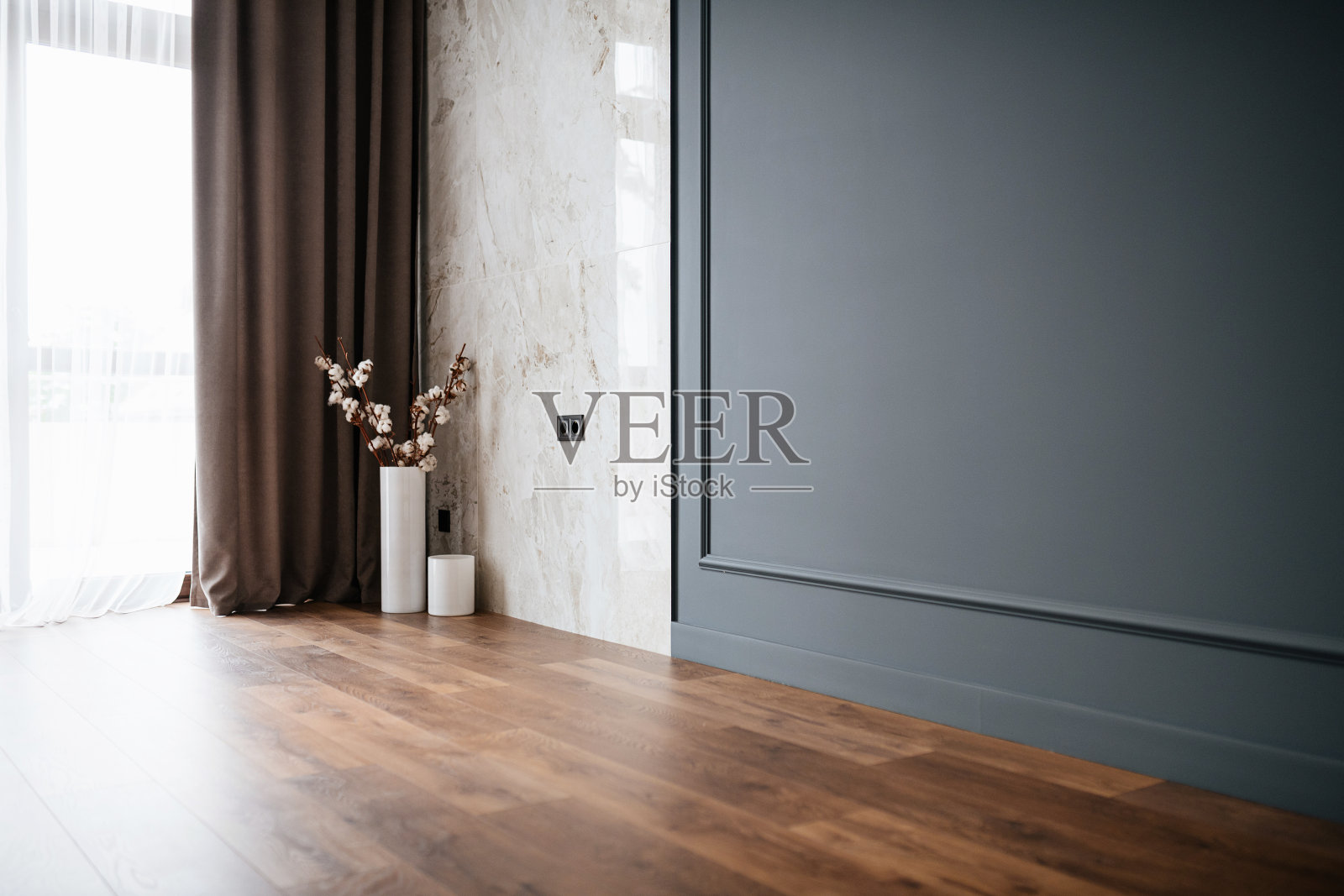 房子内部有深蓝色的墙壁和装饰照片摄影图片