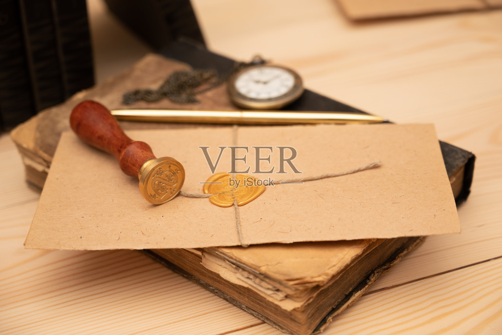 古董邮票，信封和遗嘱。公证人的工具照片摄影图片