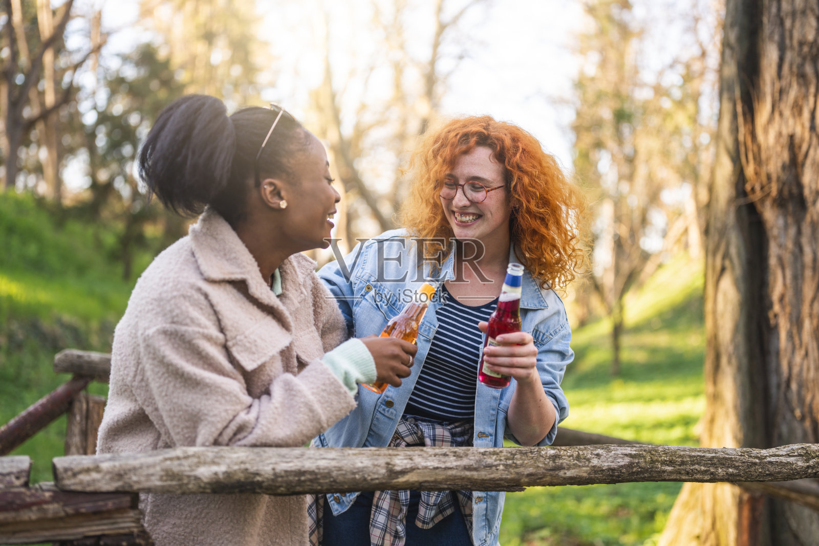 两个朋友在大自然中喝酒照片摄影图片