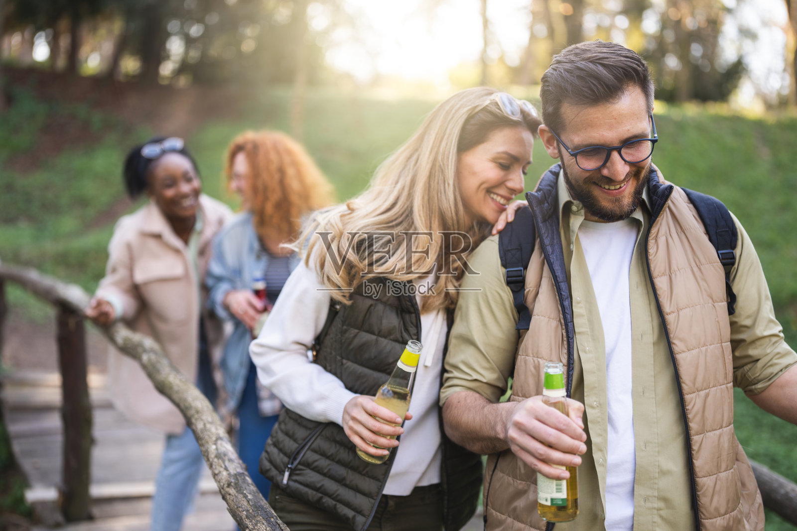 一群多民族的人们在大自然中享受照片摄影图片
