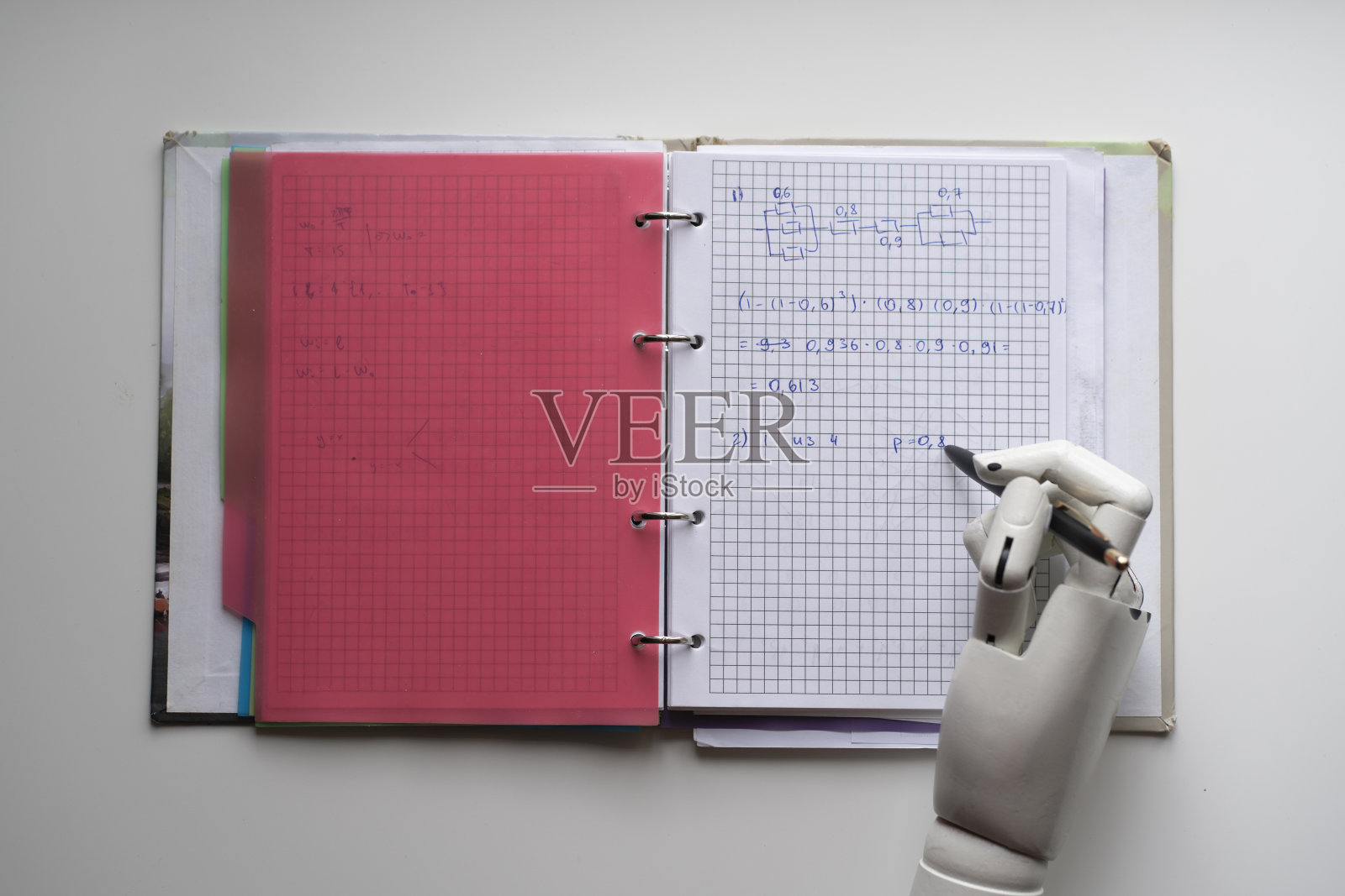 人工机械臂用笔写笔记照片摄影图片