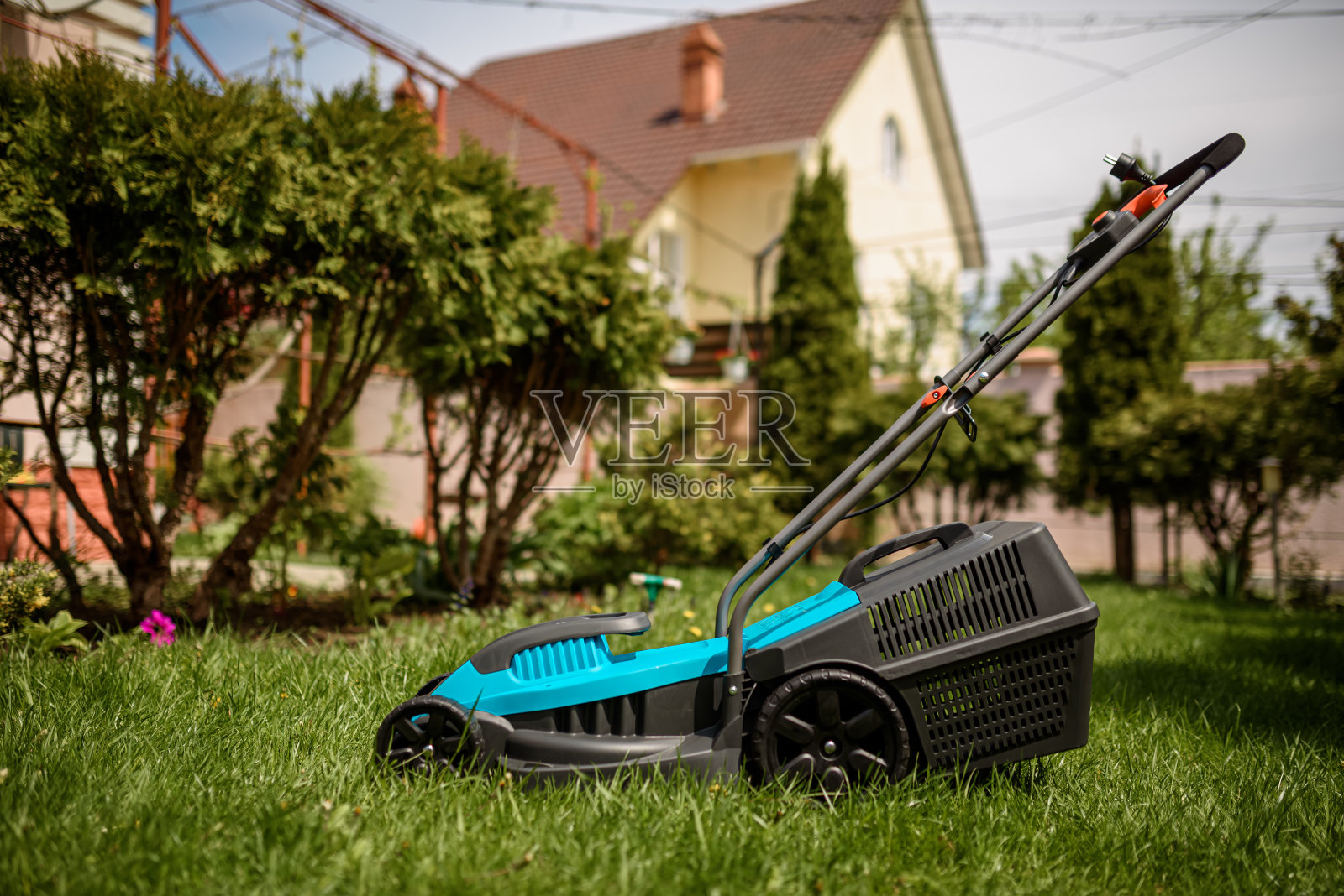 近距离的割草机。照片摄影图片