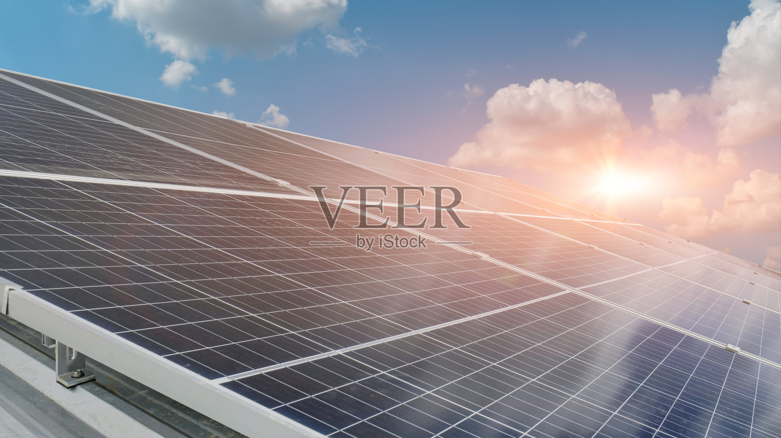 日落天空背景下的太阳能电池板。光伏发电，替代电力来源照片摄影图片