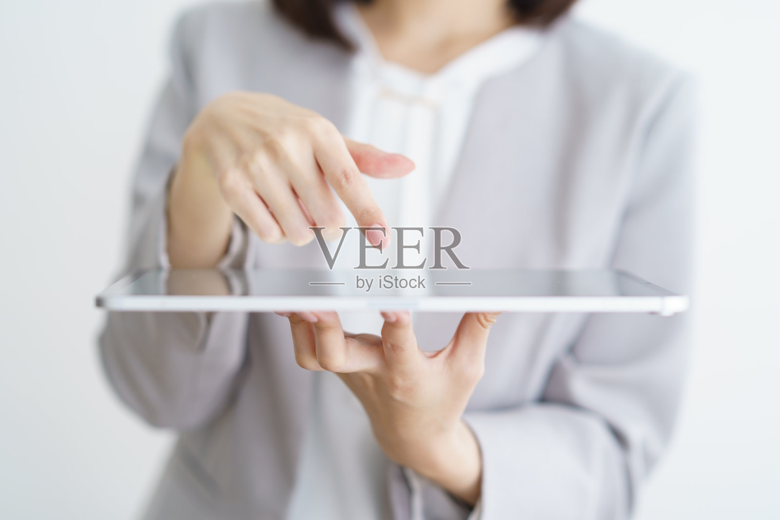 操作平板电脑的女人的手照片摄影图片