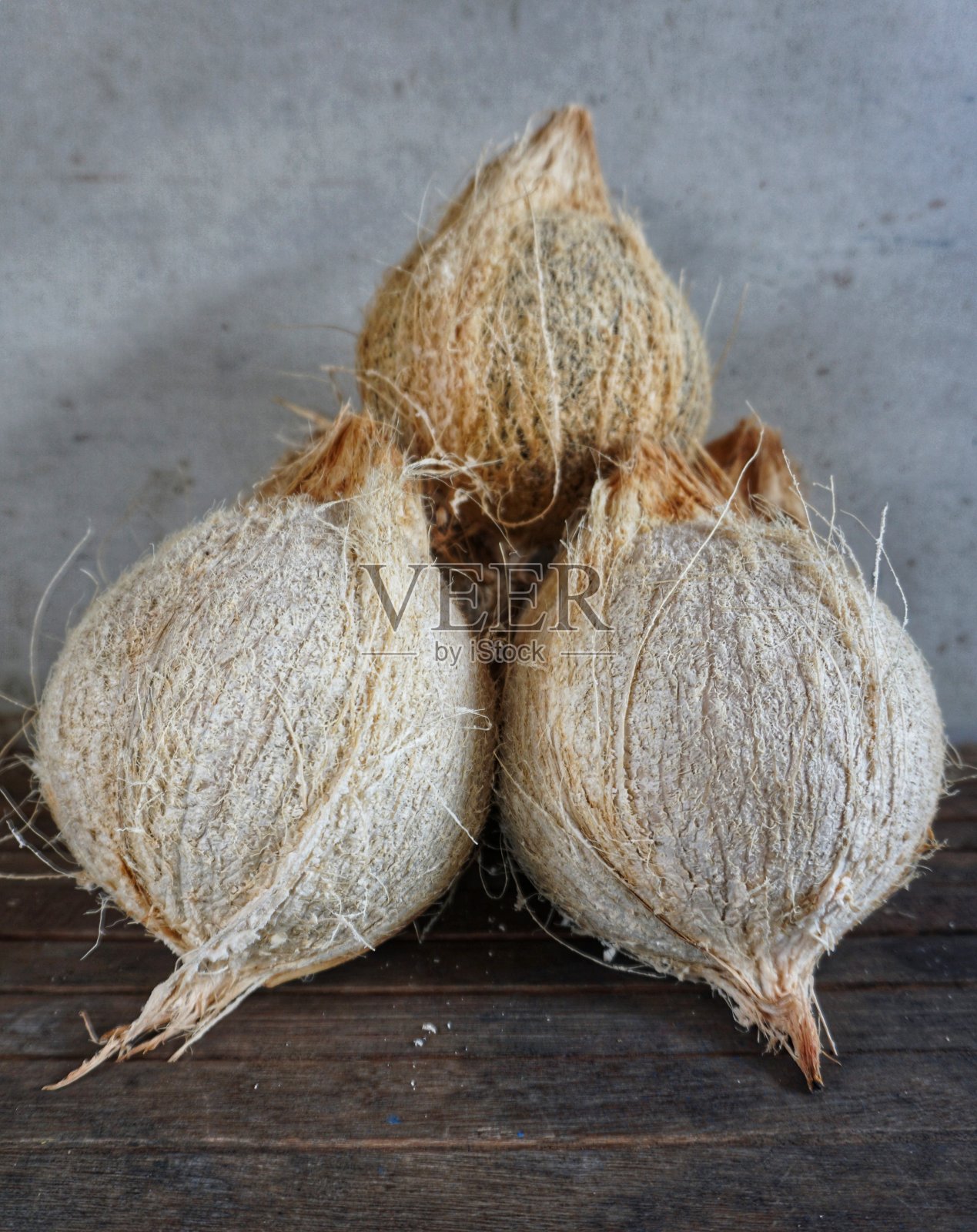 一些被打开的旧椰子照片摄影图片