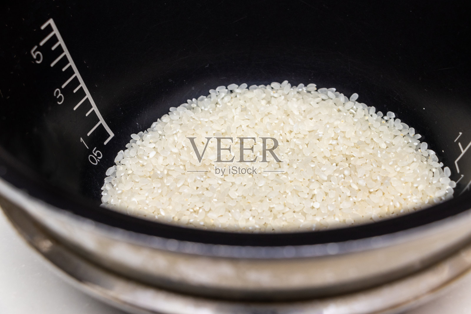 在一个黑色的碗里的生的白米粒照片摄影图片