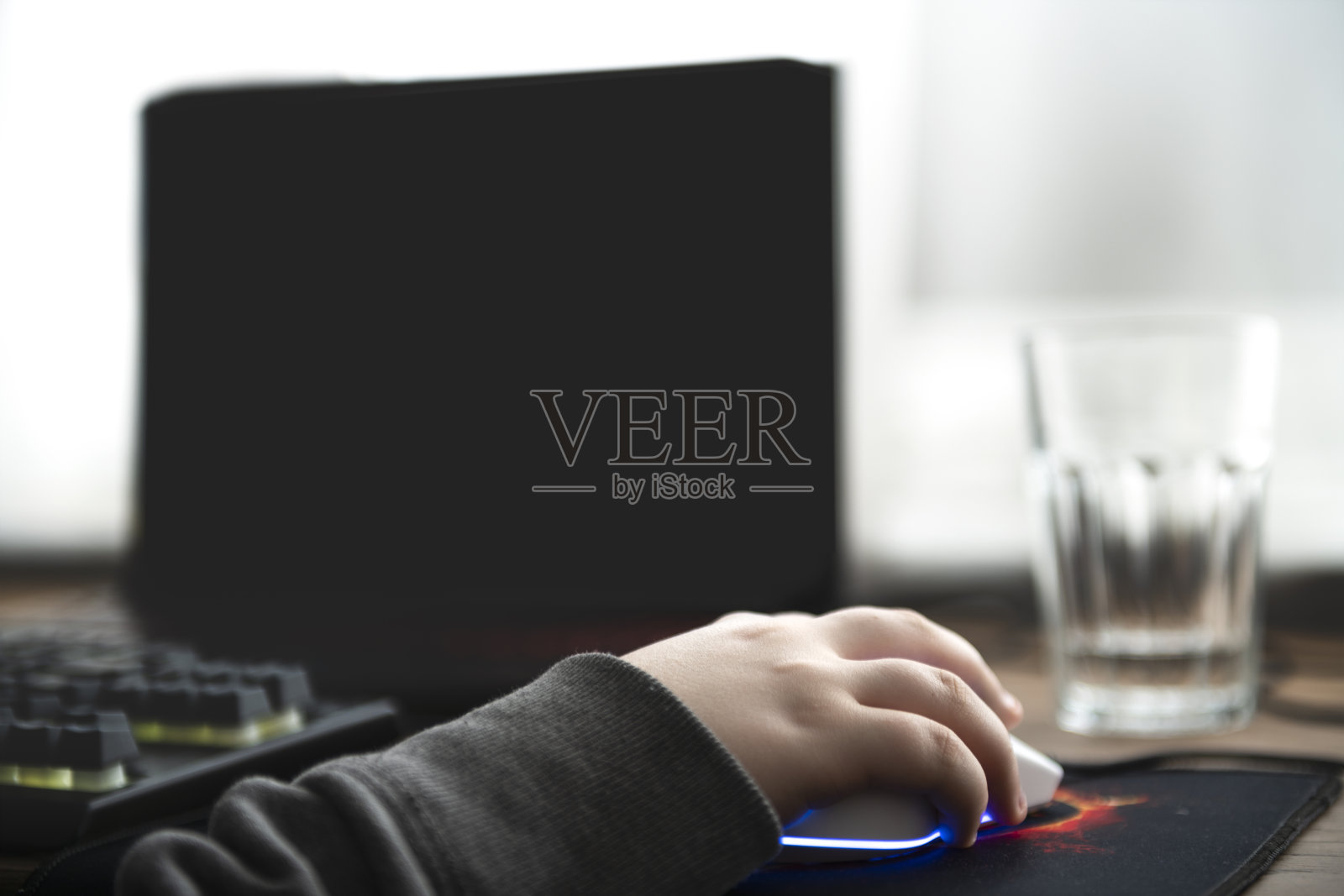 小朋友手握数码鼠标，用手提电脑进行操作照片摄影图片