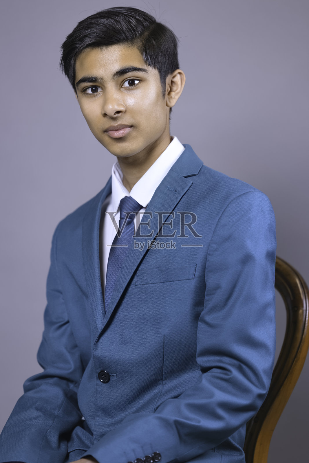 印度血统的年轻人穿着漂亮的西装照片摄影图片