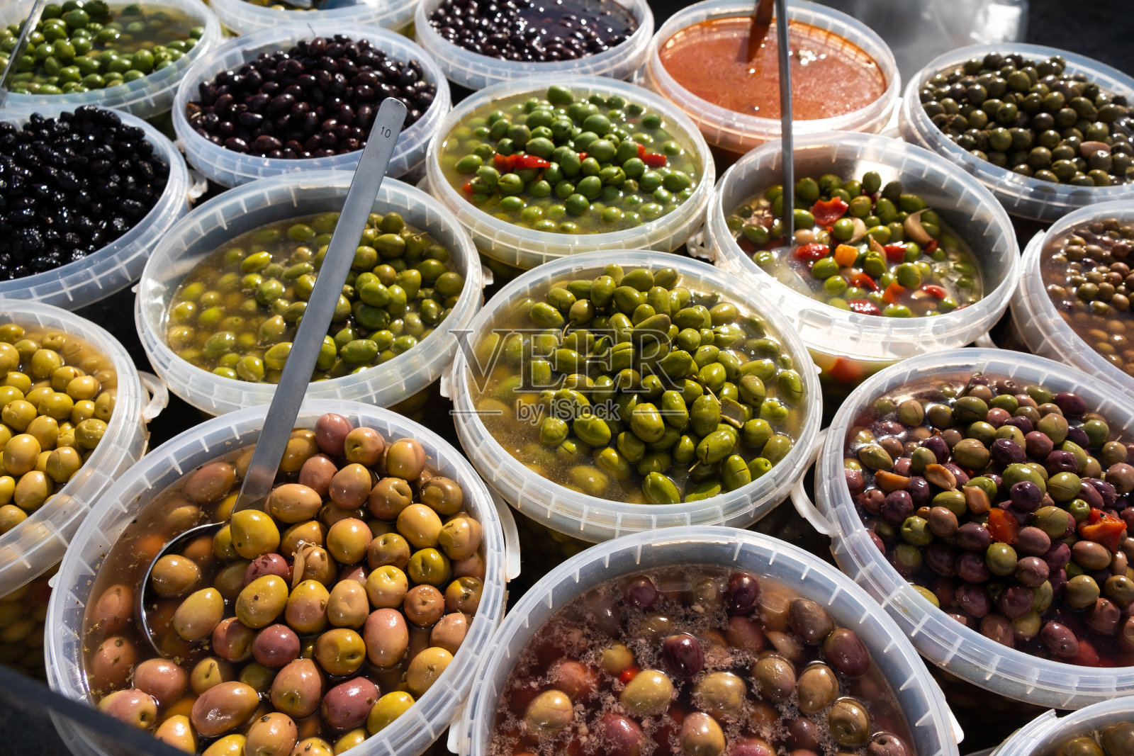 集市上各种各样的腌橄榄照片摄影图片