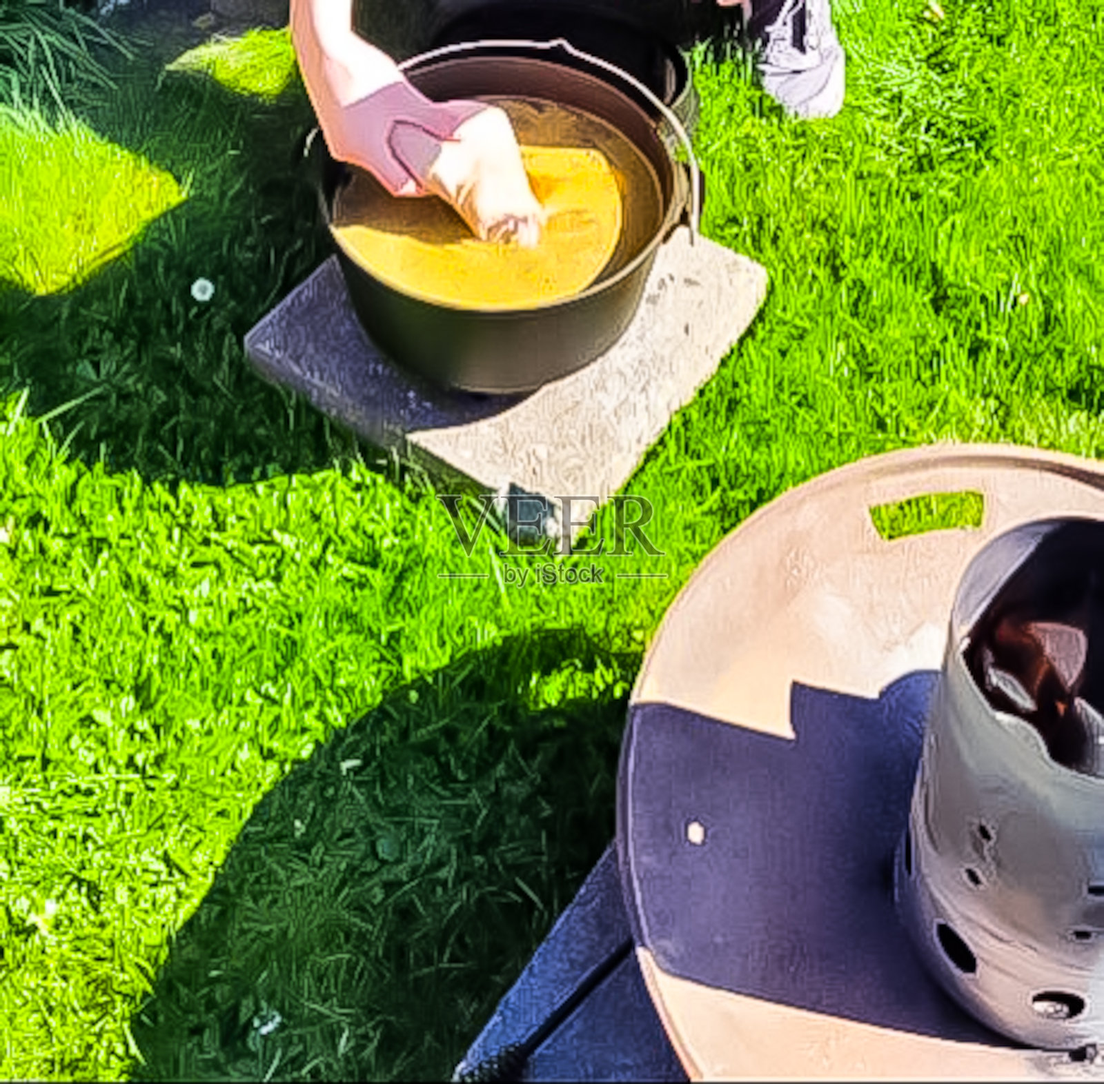 户外荷兰式烤炉烹饪——肉汤里的猪肘和加香料的西红柿照片摄影图片