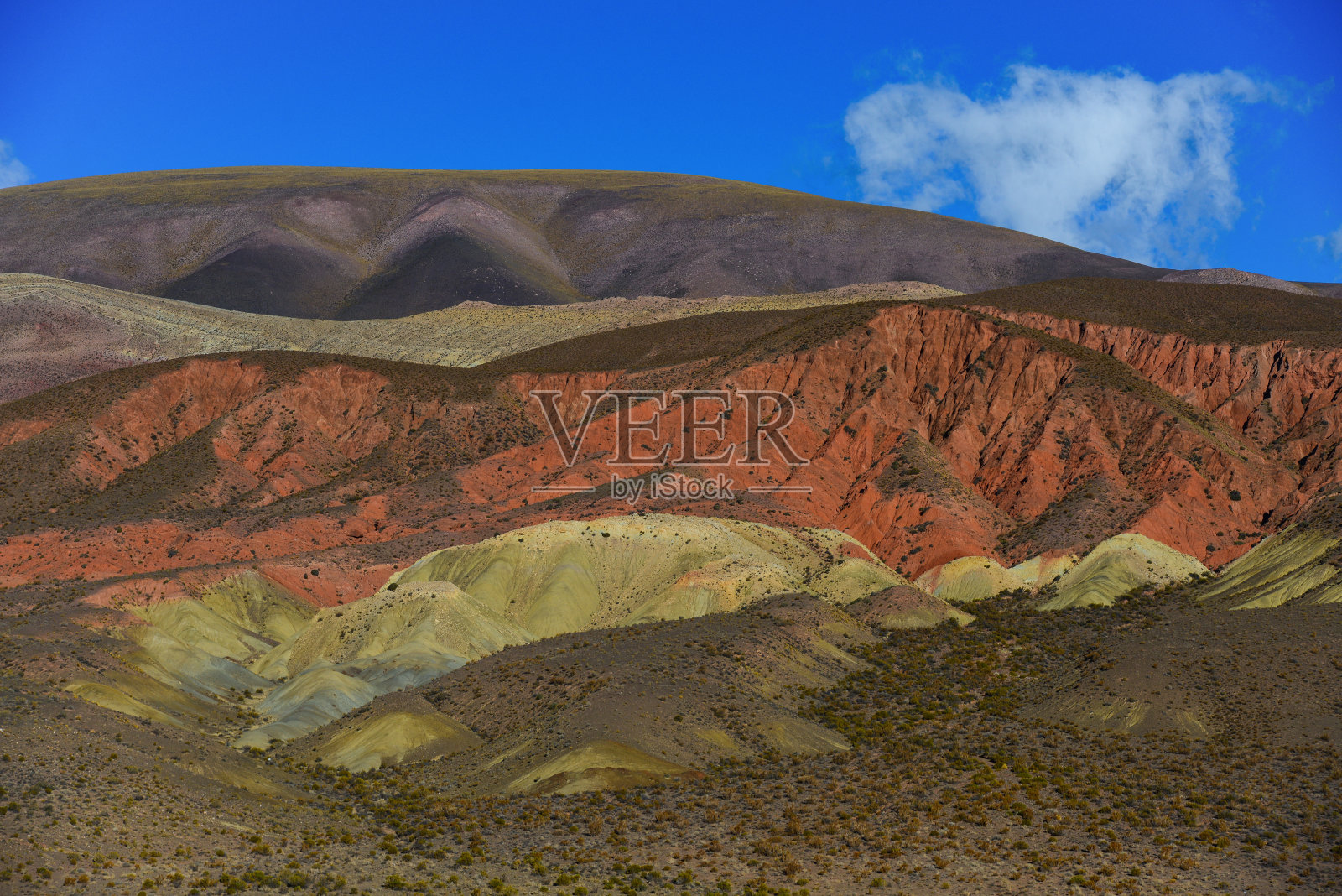 五彩缤纷的红枣山照片摄影图片