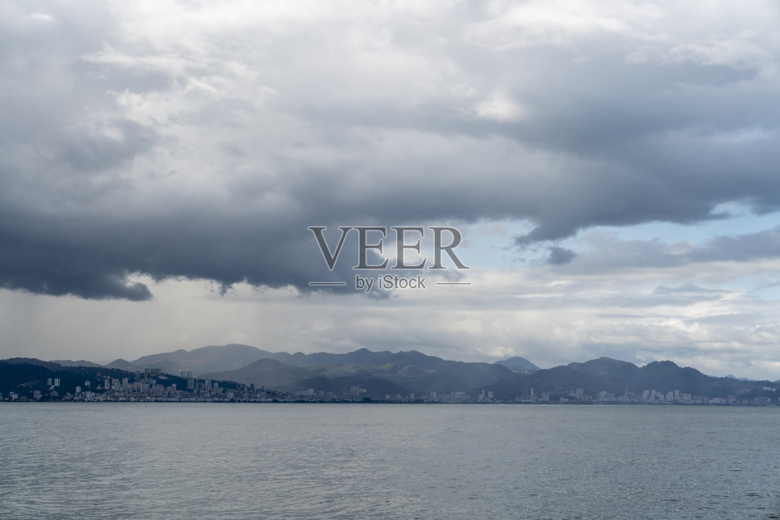 法察景观在多云多雾的天气。照片摄影图片