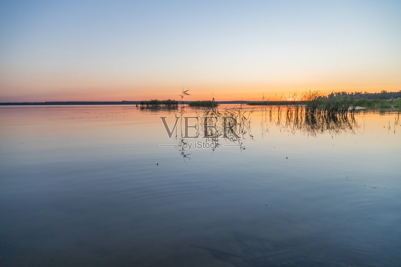 夏日河岸上的夕阳照片摄影图片