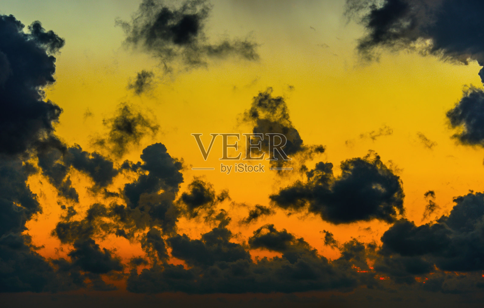 戏剧性的日落，暴风雨多云的天空，背景照片摄影图片