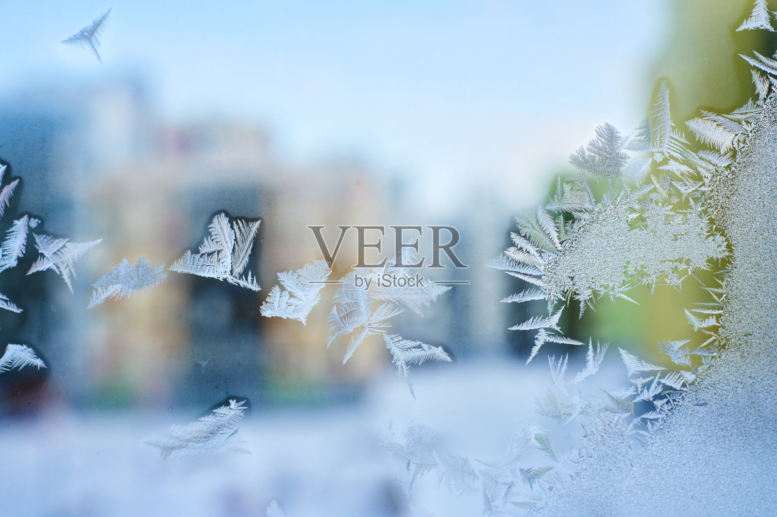 一些冰封的窗户上的冰花的特写图像。窗户上有雪的图案。霜模式照片摄影图片