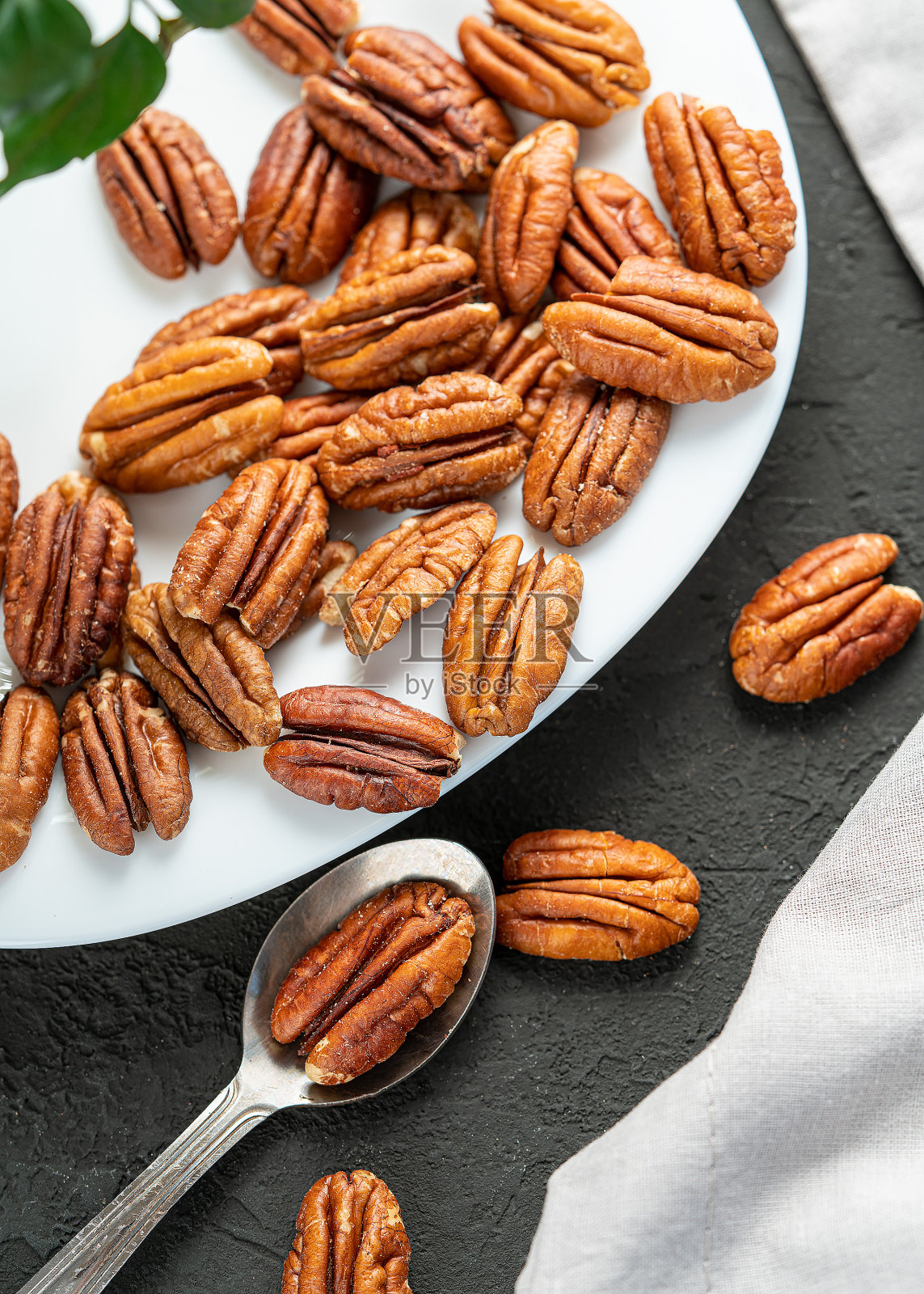 盘子上放几颗山核桃照片摄影图片