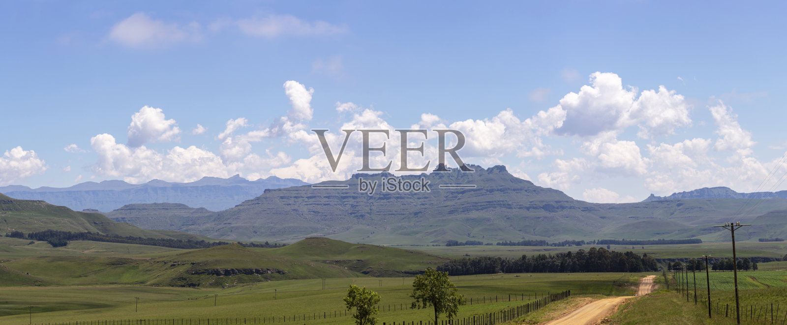 积云在山上堆积起来照片摄影图片