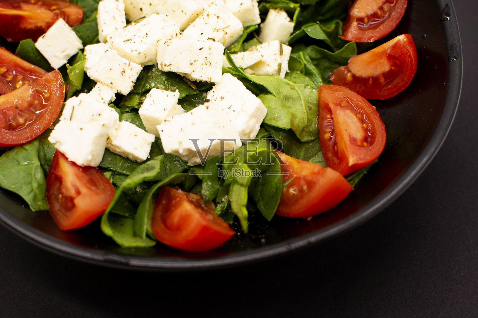 菠菜，奶酪和圣女果的蔬菜沙拉。照片摄影图片