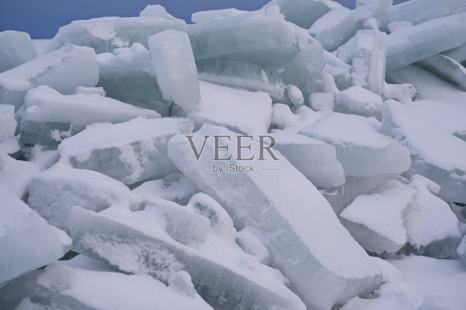冰丘，波罗的海上的一堆冰碎片照片摄影图片