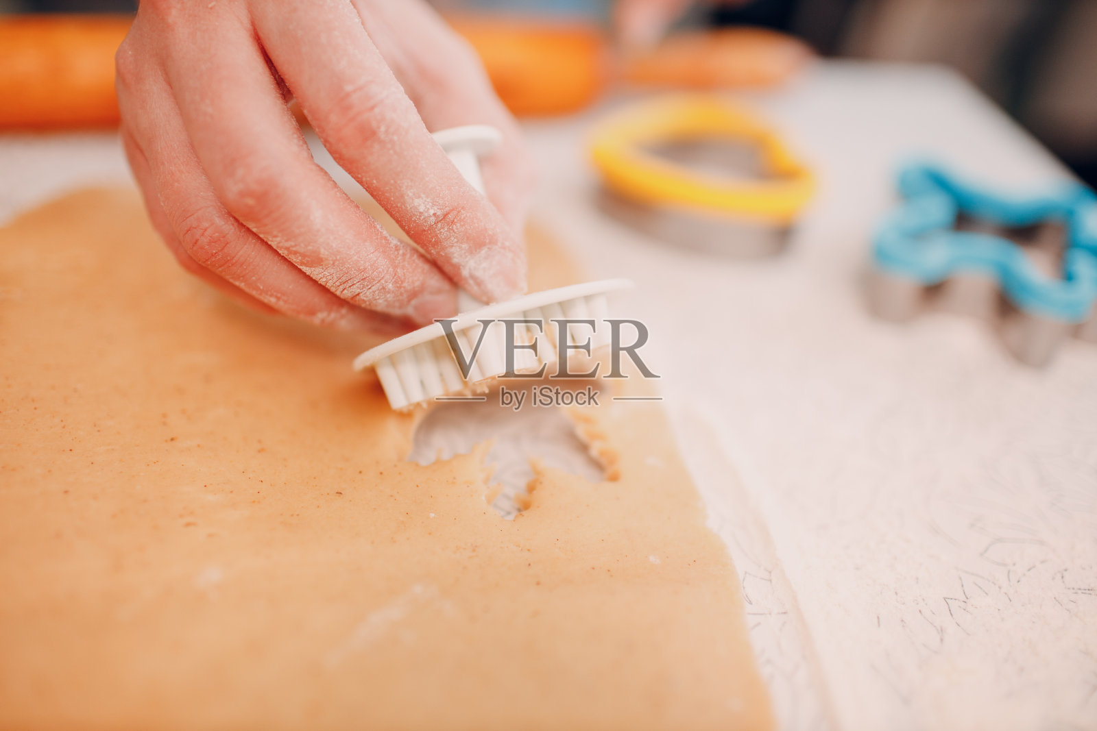 女人用手制作模具、切割机、姜面团，制作美味的圣诞姜饼。烹饪和装饰圣诞甜点照片摄影图片