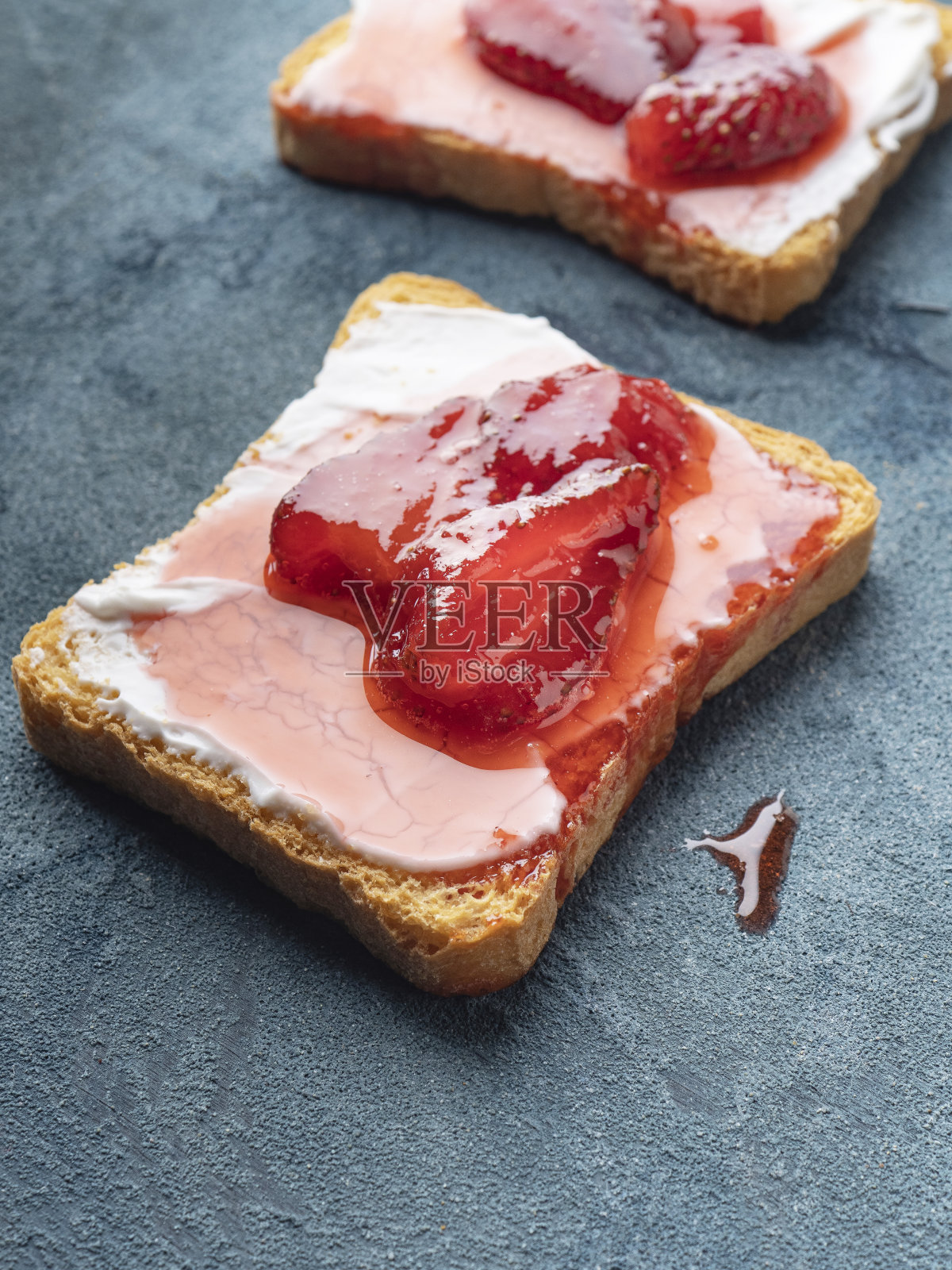 草莓酱和面包，吐司加果酱，面包加奶油芝士和草莓酱照片摄影图片