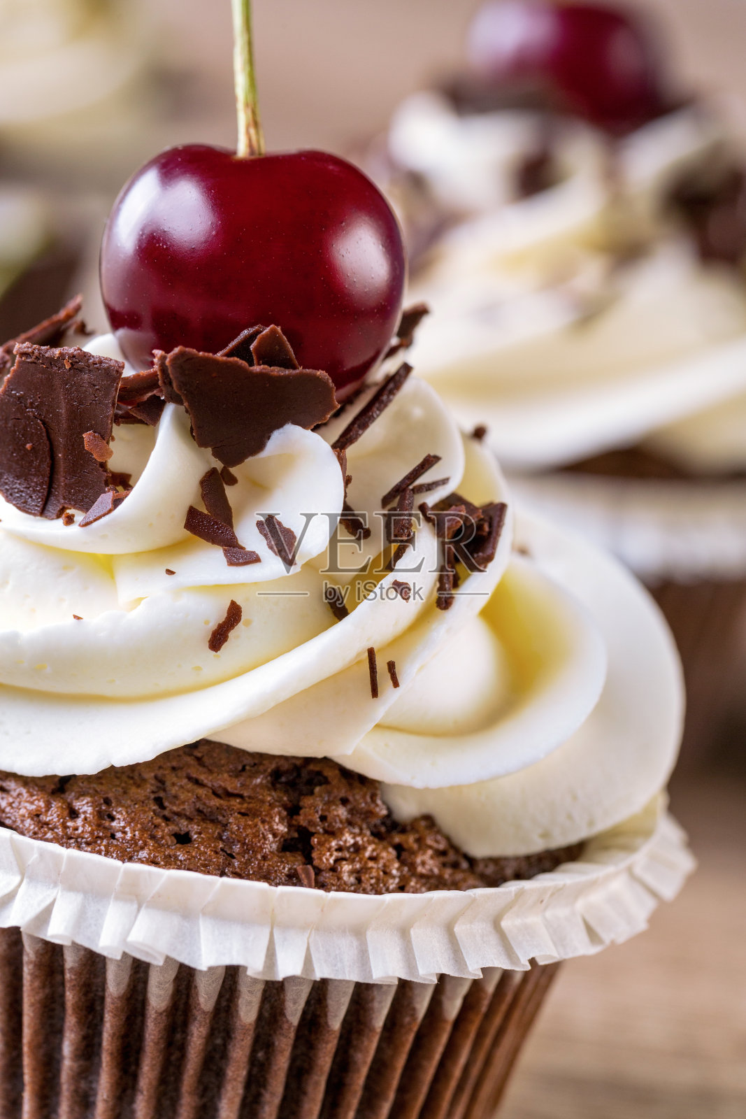 香草奶油和樱桃小蛋糕特写照片摄影图片
