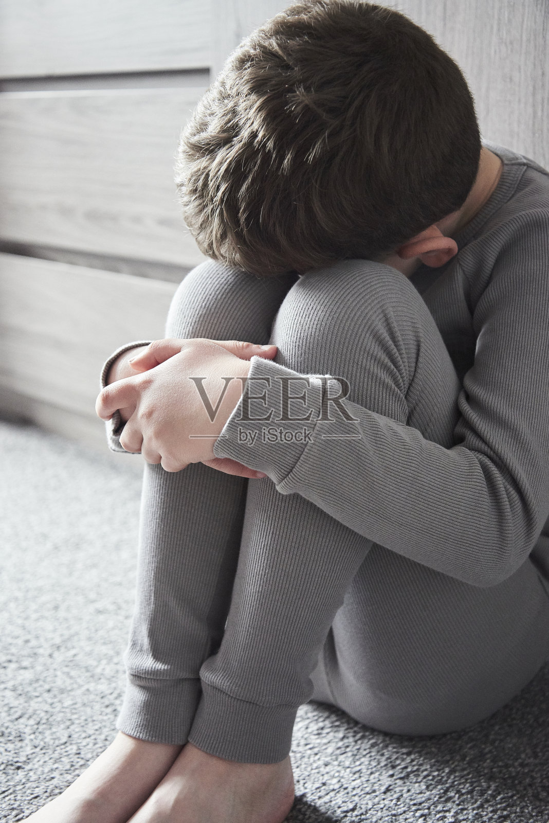 担心年轻的男孩照片摄影图片